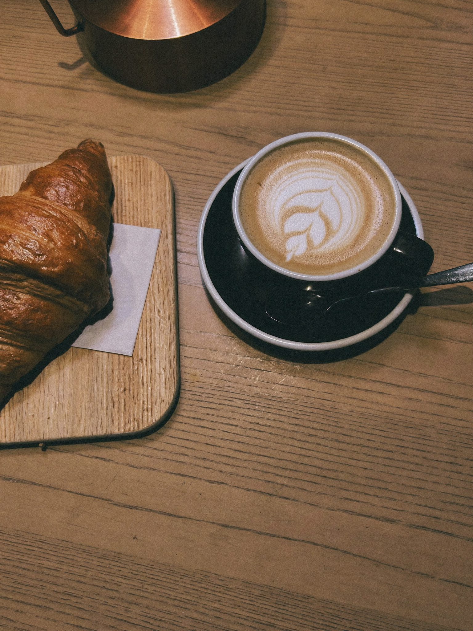 Cappuccino und Croissant