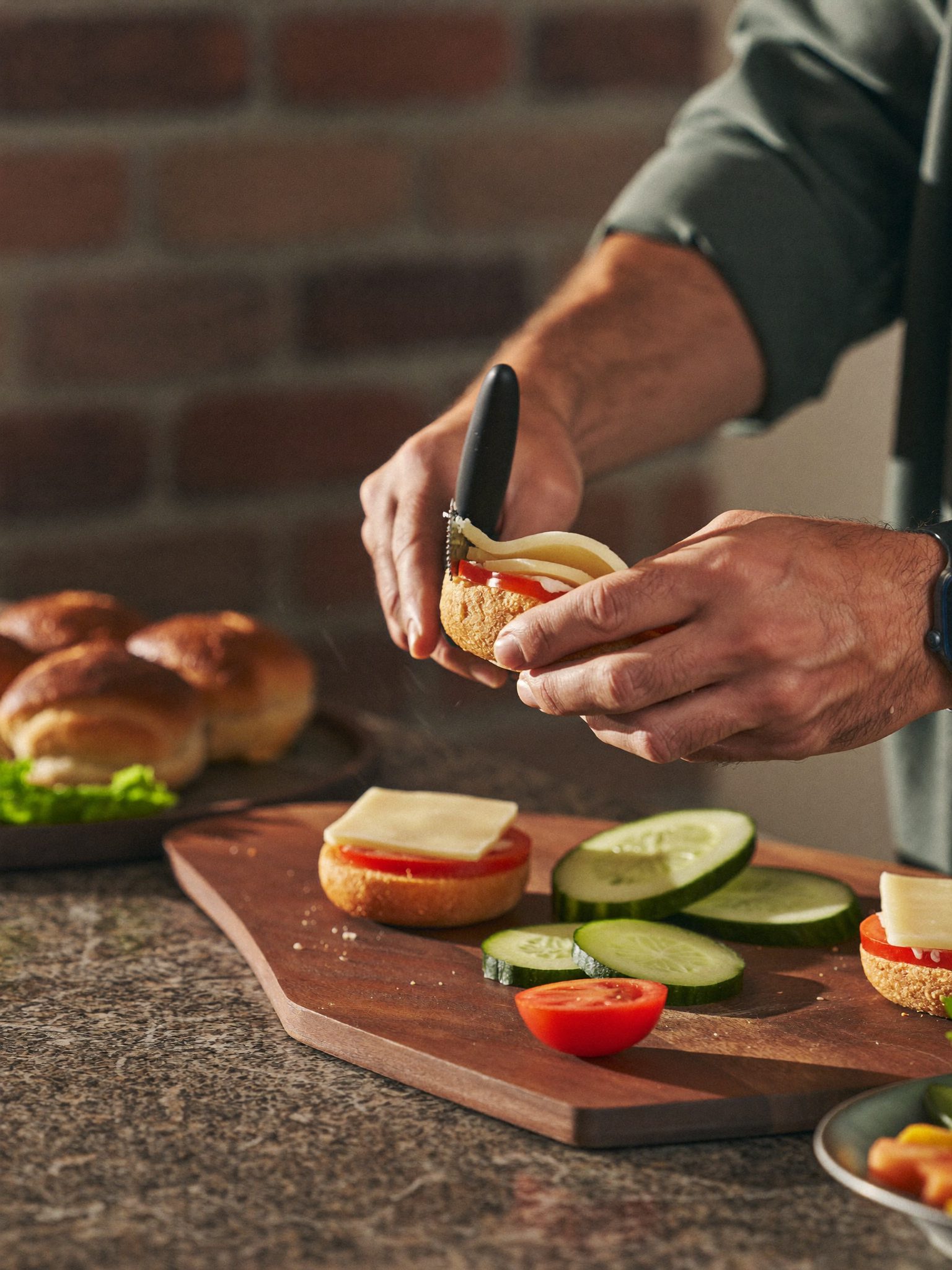 Brötchen wird frisch belegt