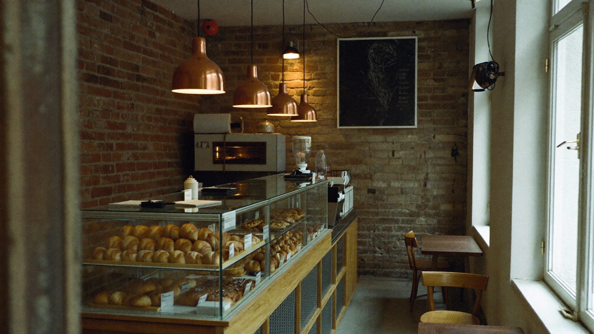 Backshop mit Backsteinwänden und Kupferlampen, Seestraße 103 Berlin-Wedding