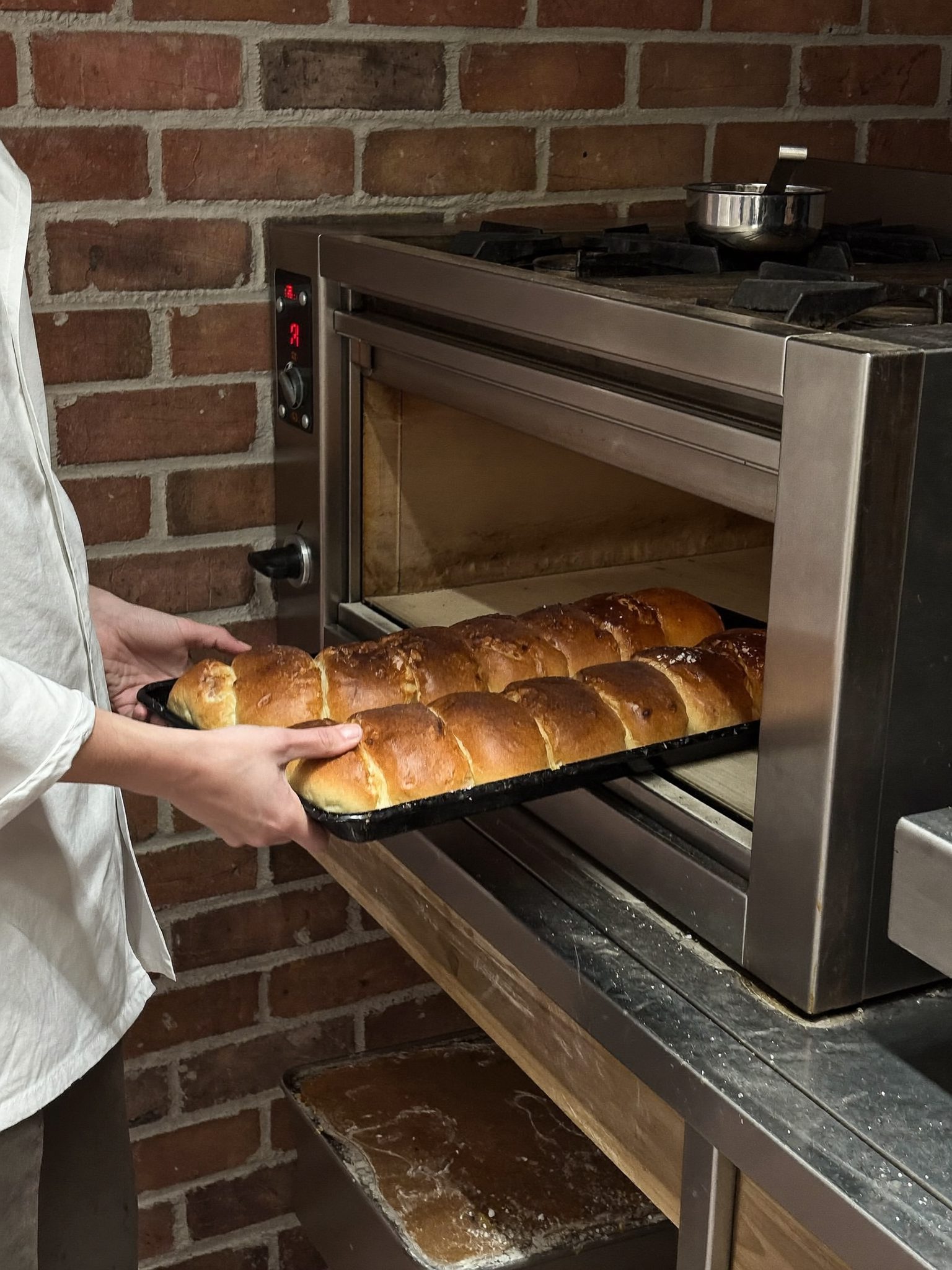 Frische Brötchen kommen aus dem Ofen im Gastraum