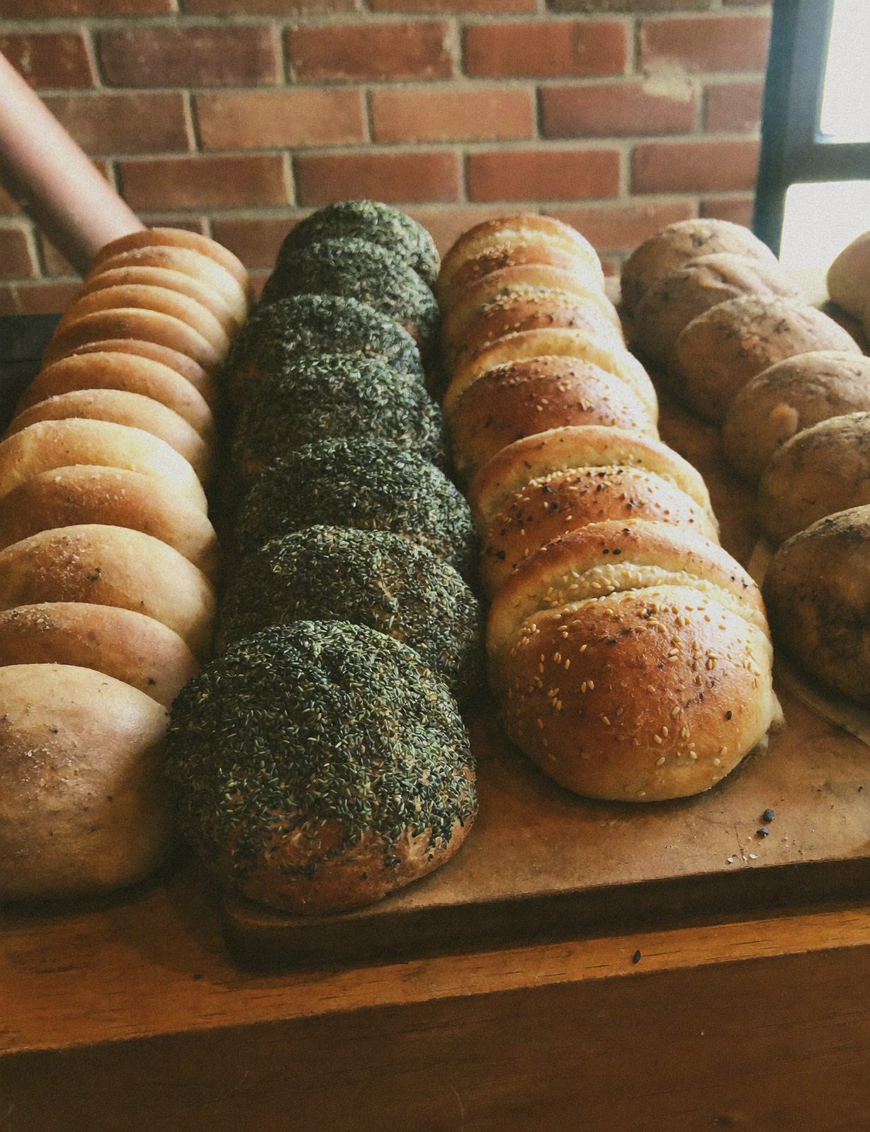 Frische Mohn-, Sesam- und Kürbiskernbrötchen