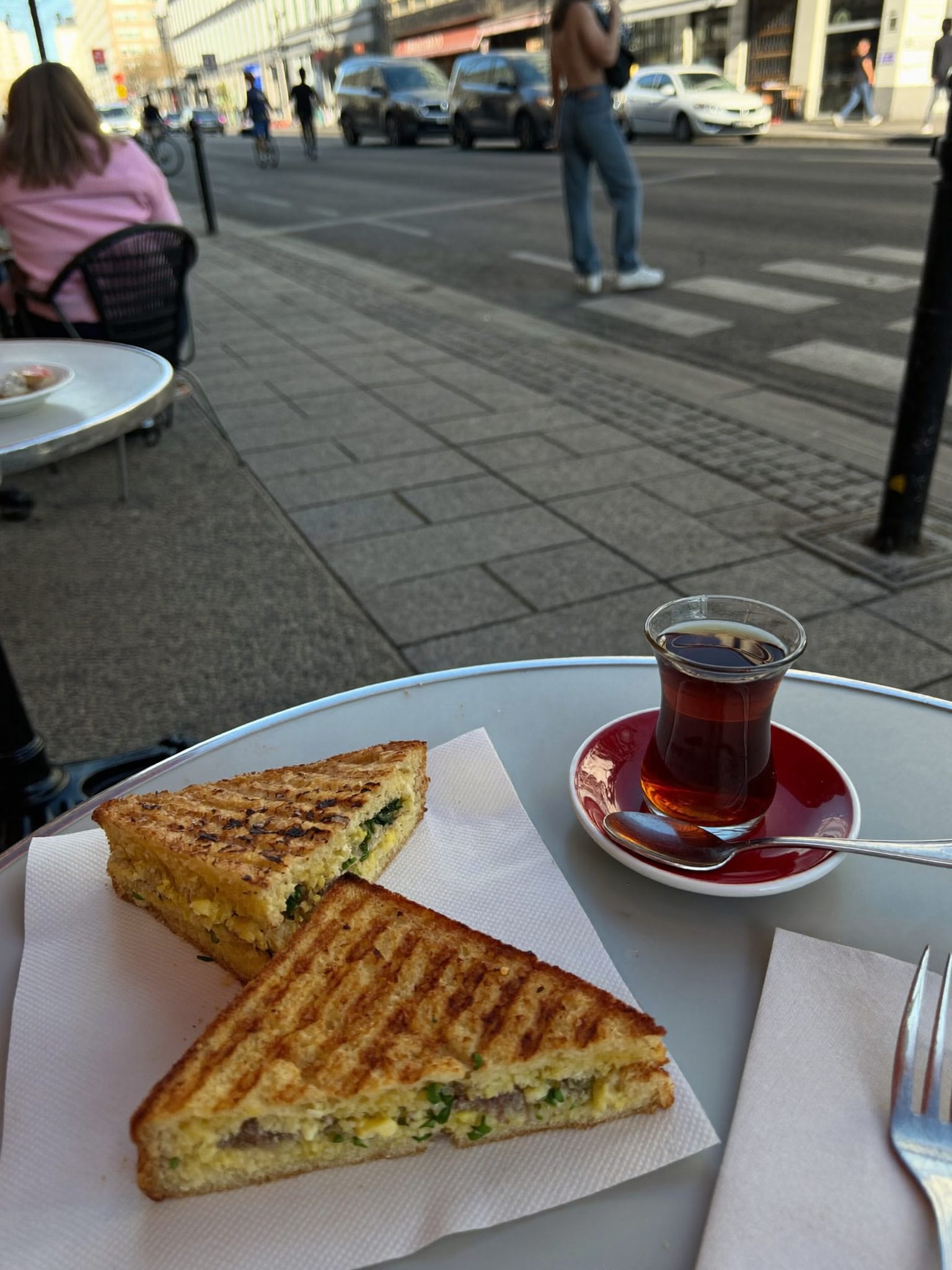 Toast und türkischer Tee vor dem Laden