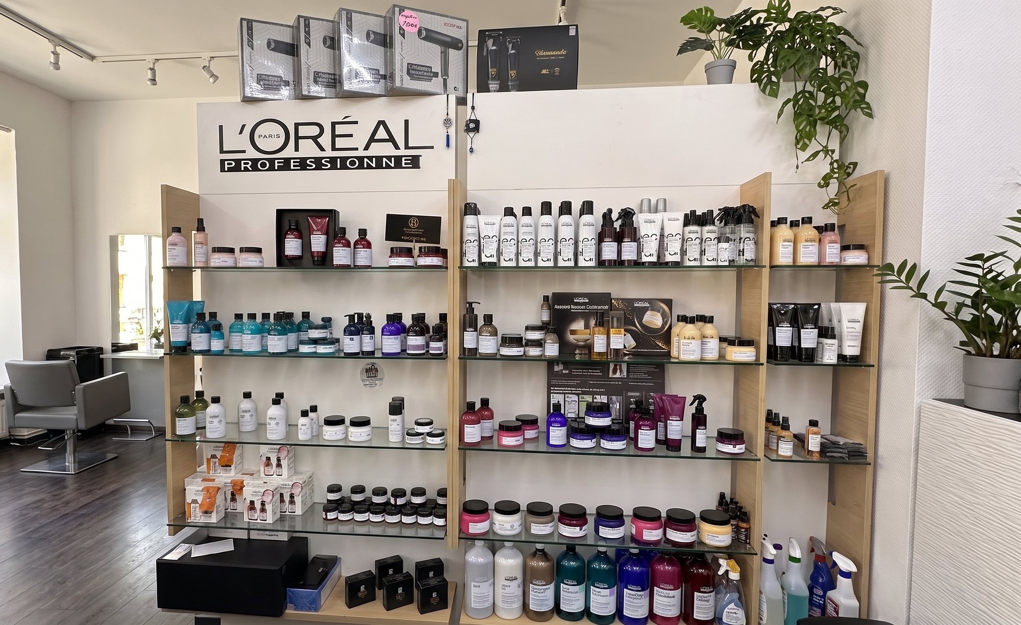 L'Oréal Professionnel Produktwand im Salon