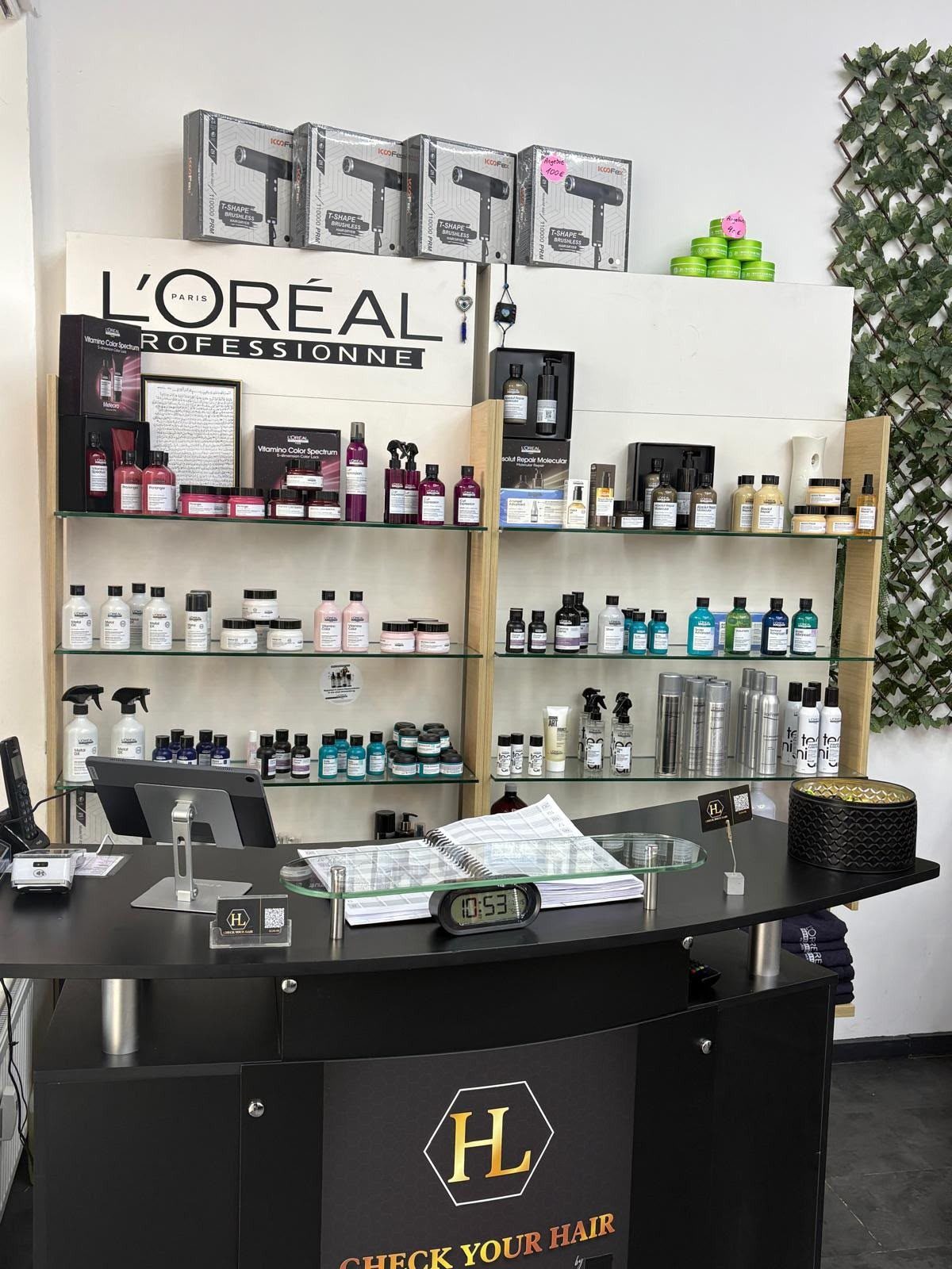 Empfang mit L'Oréal Professionnel Produkten bei CHECK YOUR HAIR